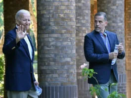 El presidente Joe Biden (izq.) saluda junto a su hijo Hunter Biden después de asistir a misa en la iglesia católica del Espíritu Santo en Johns Island, Carolina del Sur, el 13 de agosto de 2022. Foto Afp