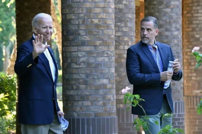 El presidente Joe Biden (izq.) saluda junto a su hijo Hunter Biden después de asistir a misa en la iglesia católica del Espíritu Santo en Johns Island, Carolina del Sur, el 13 de agosto de 2022. Foto Afp