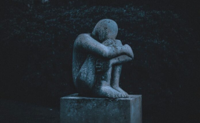 escultura-de-figura-humana-triste