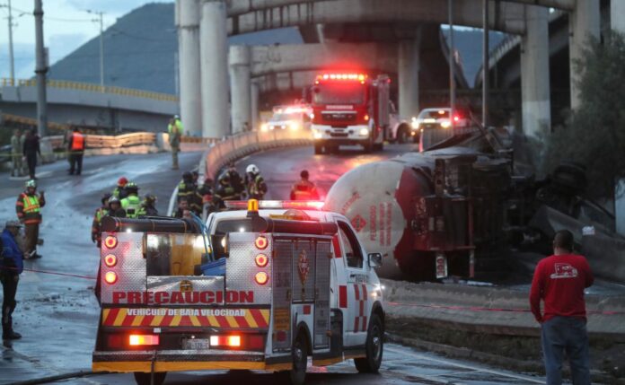 servicios-de-emergencia-atienden-accidente-de-pipa-en-iztapalapa