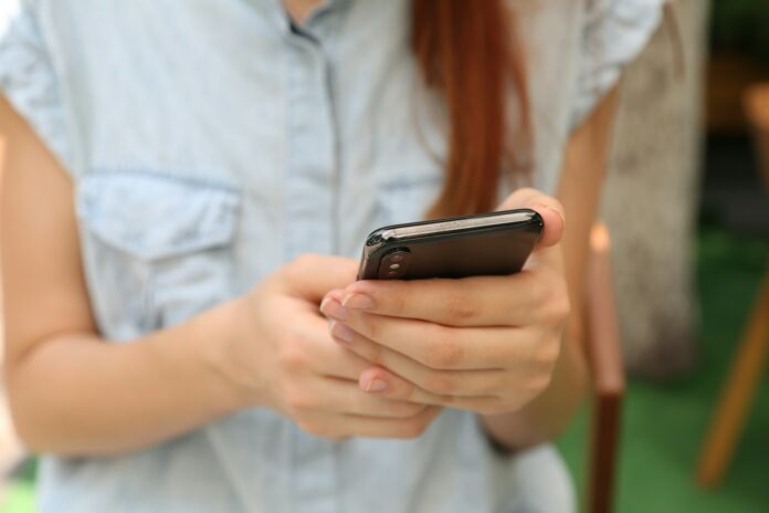 celular-estudiantes-jovenes