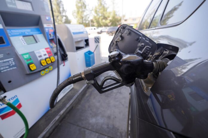 El precio de la gasolina en EEUU sigue al alza y se sitúa en 4,10 dólares por galón