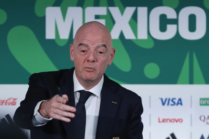 Infantino respira con el apoyo de Argentina, México y la CAF